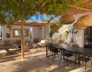 a living room with a table and chairs at Palais Bleu Nomade Essaouira in Aït Imouni