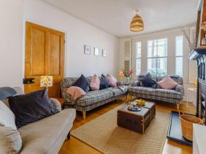 イーストボーンにある3 Bed in Eastbourne 83924のソファ2つとテーブルのあるリビングルーム