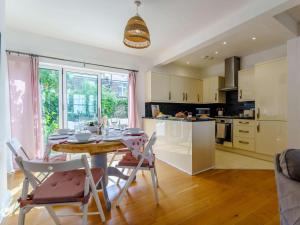 イーストボーンにある3 Bed in Eastbourne 83924のテーブルと椅子のあるキッチンとダイニングルーム +12枚の写真