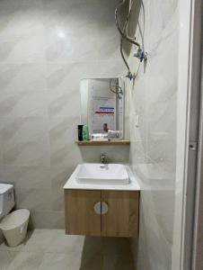 ハフル・アル・バティンにあるشقه وغرفه وصاله ومطبخ كامل هاديه عائليهの洗面台と鏡のあるバスルーム