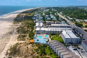 une vue aérienne d'un complexe hôtelier et de la plage dans l'établissement Tybee Summer Winds 523 Condo, à Tybee Island