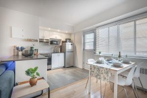 a kitchen and living room with a table and chairs at The Nest - Comfy 1 bedroom in Prime Location in Montréal +28 photos