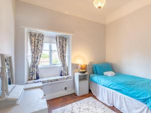 a bedroom with a bed and a window at 2 Bed in Blakeney NCC66 in Blakeney