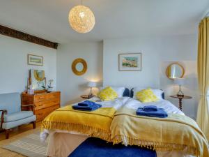 a bedroom with a bed with towels on it at 3 Bed in Alnmouth CN127 in Alnmouth