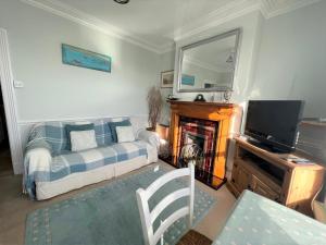 Televiisor ja/või meelelahutuskeskus majutusasutuses 2 Bed in Aberdovey DY017