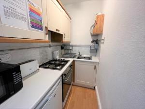 Köök või kööginurk majutusasutuses 2 Bed in Aberdovey DY017