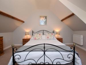 Un dormitorio con una cama grande en un ático. en 1 Bed in Taunton BARTC, en West Monkton
