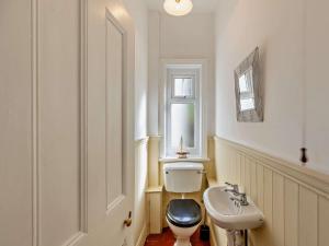 a bathroom with a toilet and a sink at 4 Bed in Fairbourne 42772 in Fairbourne +28 photos