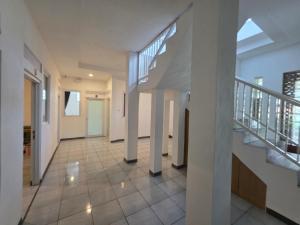 CibitungにあるTamastu JSHouse Syariah Sentul Cityの階段のある家廊