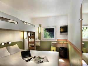 TV a/nebo společenská místnost v ubytování ibis budget Antibes Sophia Antipolis