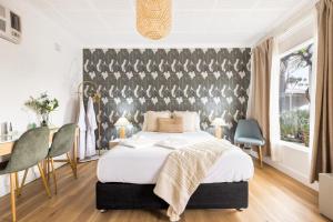 a bedroom with a bed and a table and chairs at Barossa Palms Motel in Nuriootpa