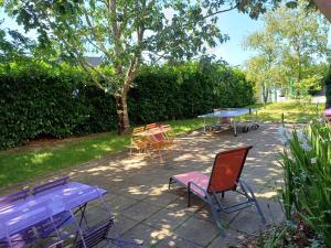 a group of tables and chairs and a ping pong table at Hôtel Ibis Budget Nantes Ouest Atlantis Couëron in Couëron