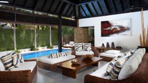 チャングーにあるVilla Hanaのリビングルーム(籐の家具付)、プールが備わります。 +12枚の写真