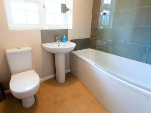 Bilik mandi di 3 Bed in Brancaster Staithe KT150 +19 gambar