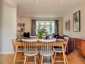 Televisyen dan/atau pusat hiburan di 3 Bed in Brancaster Staithe KT150