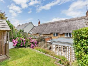 a view of the garden of a house at 2 Bed in West Bay 77557 in Loders