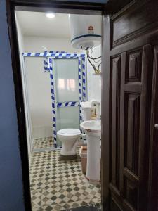une salle de bains avec toilettes et lavabo dans l'établissement Cozy Flat 5 Minutes To Beach, à Freetown 51 autres photos