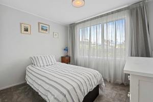 Postel nebo postele na pokoji v ubytování Hannahs Bay Haven - Rotorua Holiday Home