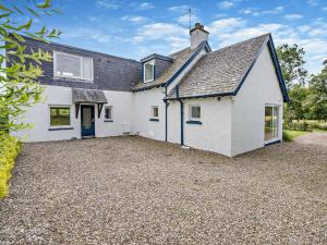 a large white house with a gravel driveway at 5 Bed in Dunkeld 90585 in Dunkeld