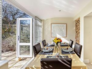 une salle à manger avec une table et des chaises et une fenêtre dans l'établissement 4 Bed in Docking 91588, à Docking