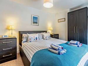 une chambre avec deux lits avec des serviettes dessus dans l'établissement 4 Bed in Docking 91588, à Docking