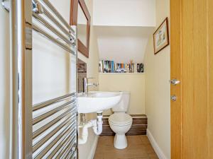 une salle de bain avec un lavabo et des toilettes dans l'établissement 4 Bed in Docking 91588, à Docking 14 autres photos