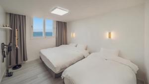 Giường trong phòng chung tại Pohang Etoile Poolvilla