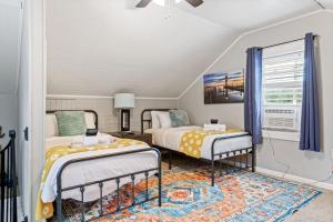 Un dormitorio con dos camas y una ventana. en Maison Champignon, en St. Charles