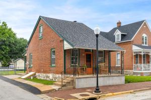 una casa de ladrillo con una luz de la calle delante de ella en Maison Champignon, en St. Charles