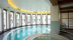 Bazén v ubytovaní Apartament Silver - Stara Polana Spa alebo v jeho blízkosti