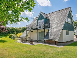 una casa con techo de gambrel en 3 Bed in Crediton WAIE2, en Zeal Monachorum