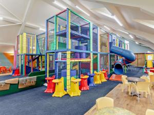una zona de juegos infantiles con zona de juegos en 3 Bed in Crediton WAIE2, en Zeal Monachorum