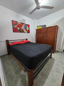 a bedroom with a bed and a ceiling fan at La Tribuna Lounge in Valledupar