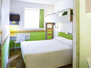 a bedroom with a bunk bed and a desk at ibis budget Sao Paulo Paulista in Sao Paulo