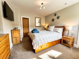 a bedroom with a bed with stars on the wall at 3 Bed in Kielder 78280 in Falstone