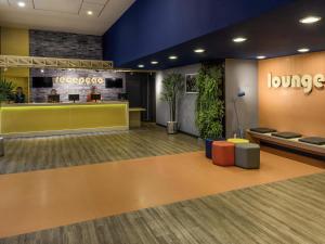 a lobby of a lounge with a waiting room at ibis budget Sao Paulo Morumbi in Sao Paulo