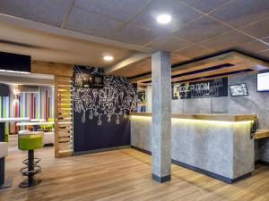 eine Lobby eines Restaurants mit einem Friseursalon in der Unterkunft ibis budget Coutances in Coutances