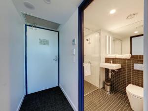 een badkamer met toilet en wastafel bij ibis budget Sydney Airport in Sydney +55 foto's