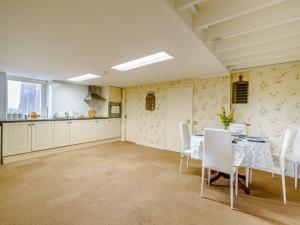 カークビー・ステファンにある2 Bed in Kirkby Stephen 78605のテーブルと椅子のあるキッチンとダイニングルーム