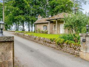 カークビー・ステファンにある2 Bed in Kirkby Stephen 78605の道路沿いの石垣の上にある古い家