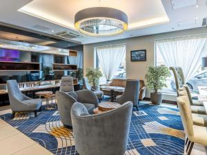 einen Wartebereich mit Stühlen und Tischen sowie ein Wartezimmer in der Unterkunft Mercure Edinburgh Haymarket in Edinburgh