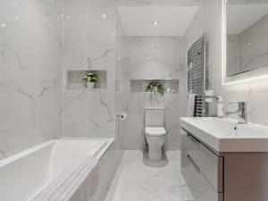 Un baño blanco con bañera, inodoro y lavabo. en 4 Bed in Middleton-in-teesdale 94274, en Middleton in Teesdale 29 fotos más