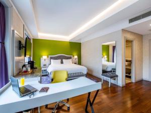 Ένα ή περισσότερα κρεβάτια σε δωμάτιο στο Mercure Tbilisi Old Town