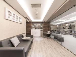 مركيور تبليسي أولد تاون في تبليسي: غرفة معيشة بها أريكة وطاولة