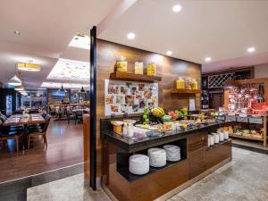 un ristorante con buffet di cibi in esposizione di Mercure Tbilisi Old Town a Tbilisi City