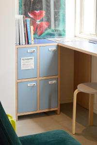 un bureau avec trois tiroirs et une table avec des livres dans l'établissement MIDORIso Nihonbashi, à Tokyo 39 autres photos