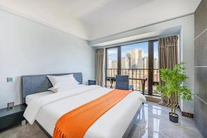 a bedroom with a large bed and a large window at Shengmei Ya International Service Apartment Guangzhou (Pazhou Convention and Exhibition Center Modiesha Metro Station Branch) in Guangzhou