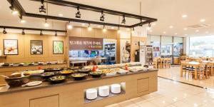 a restaurant with a buffet of food on display at Benikea Hotel Cheong Do Hot Spring in Cheongdo