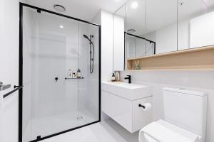 Et badeværelse på Walk to Everything! Brand New Box Hill 1-Bed Gem