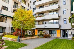 ティミショアラにあるMara Luxury Golden Art, Apartment PLUS Free Parkingの芝生の建物